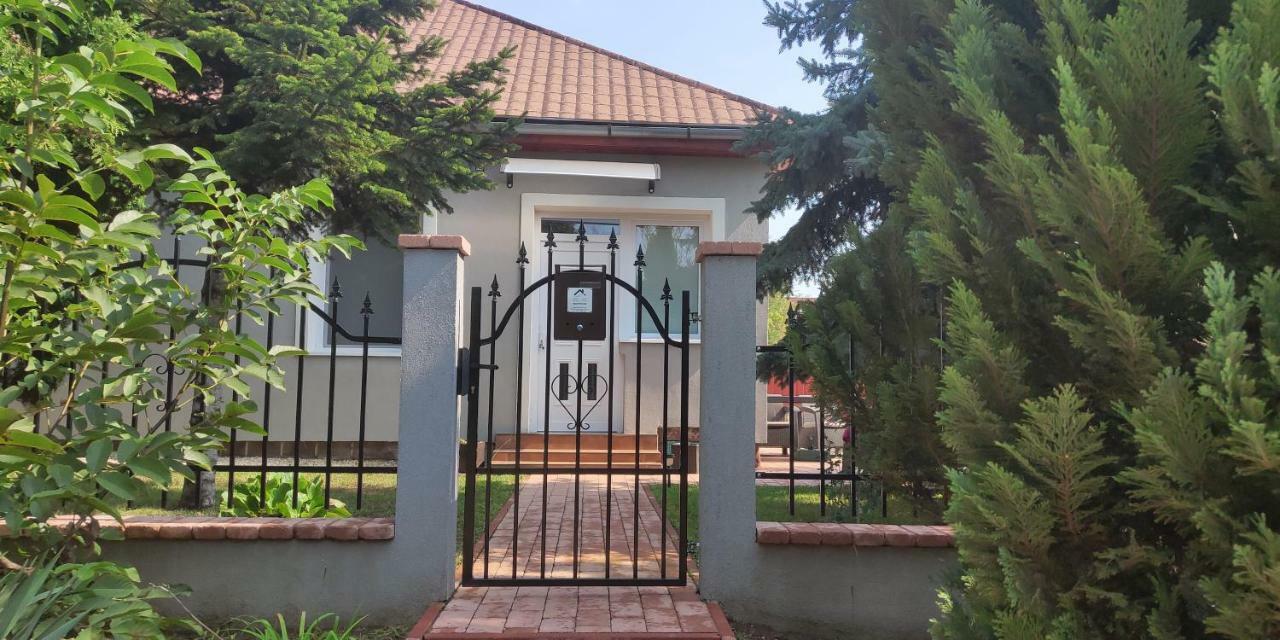 Pe-Ki Apartman Petfurdo Apartment Várpalota Exterior foto